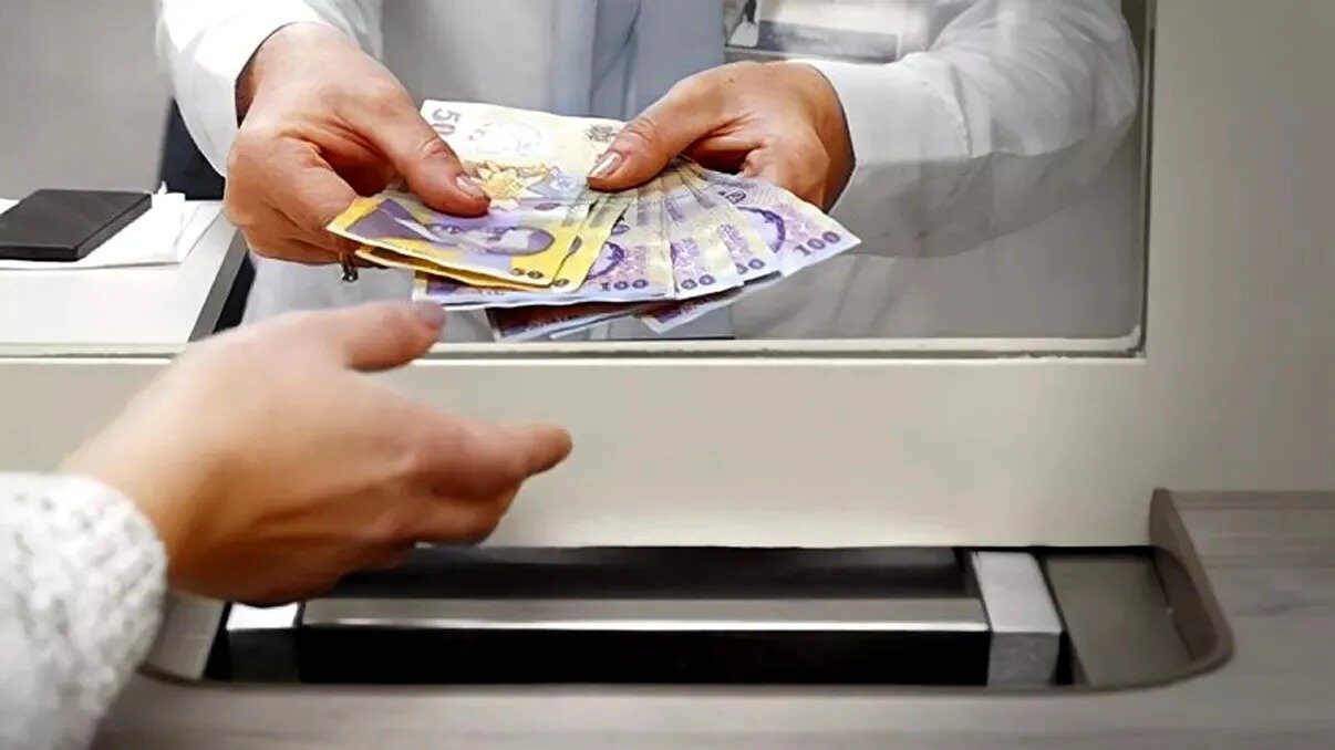 Dobânzile la credite încep să scadă, dar relaxarea nu va fi majoră Românii cu credite bancare vor resimți o ușoară diminuare a presiunii financiare, odată cu scăderea dobânzilor