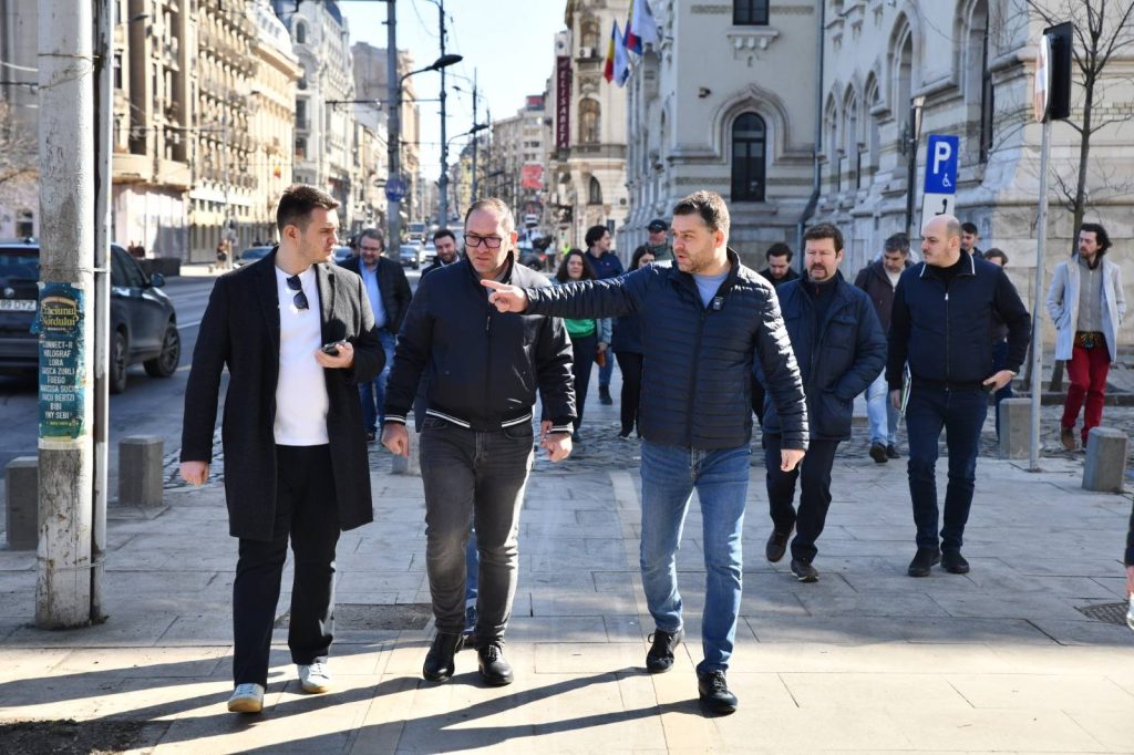 Ciucu „pe teren”: Primarul Capitalei, ieșit la „inspectat” cu echipa de la primărie Primarul Capitalei, Ciprian Ciucu, a efectuat sâmbătă o vizită în teren, în centrul orașului, însoțit de viceprimarul penelist și de aproximativ 30 de directori și specialiști din primărie
