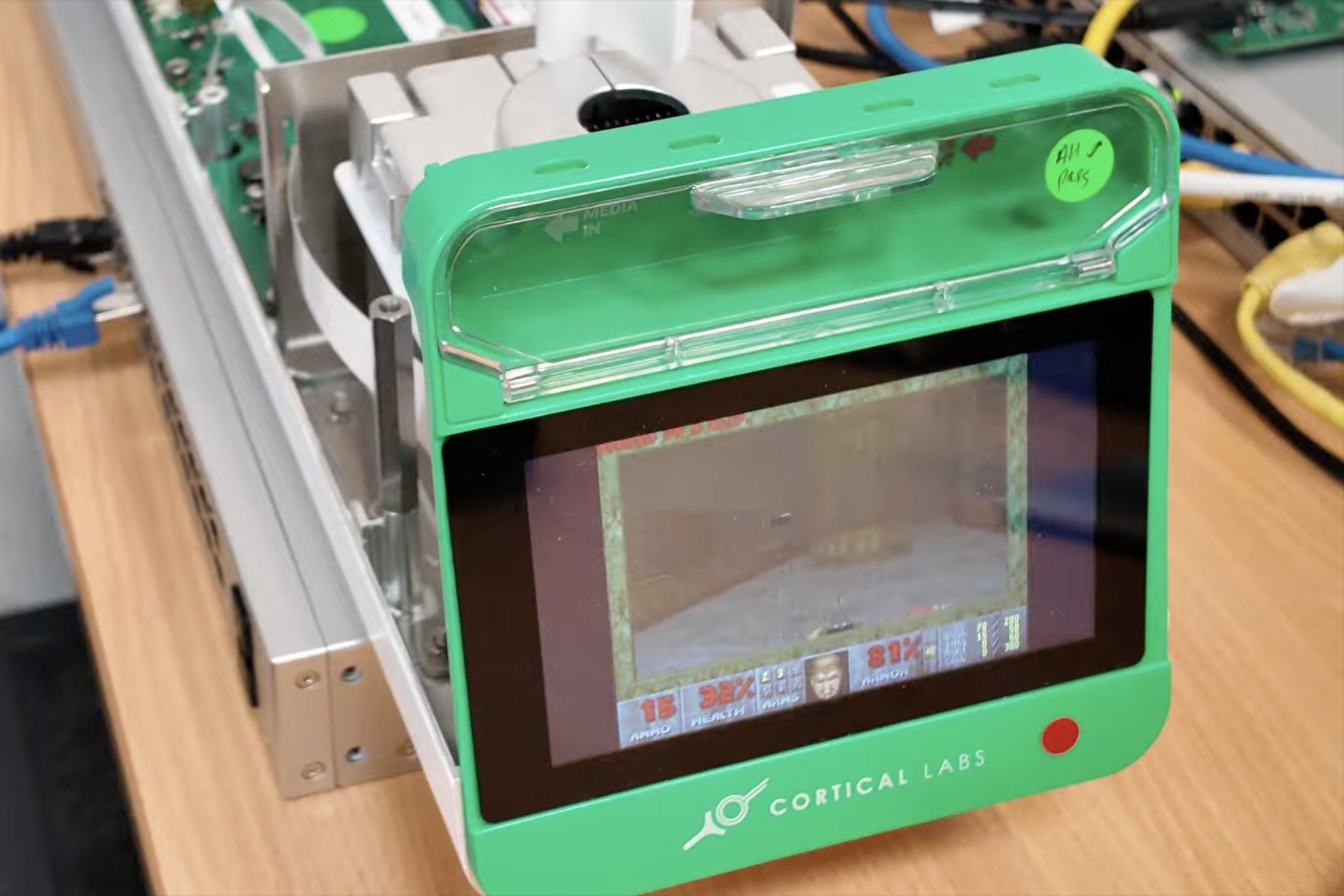 Neuroni umani învață să joace doom: un pas spectaculos spre calculul biologic Compania Cortical Labs a făcut un nou pas în cercetare, anunțând că a reușit să antreneze neuroni umani crescuți în laborator să joace jocul video Doom