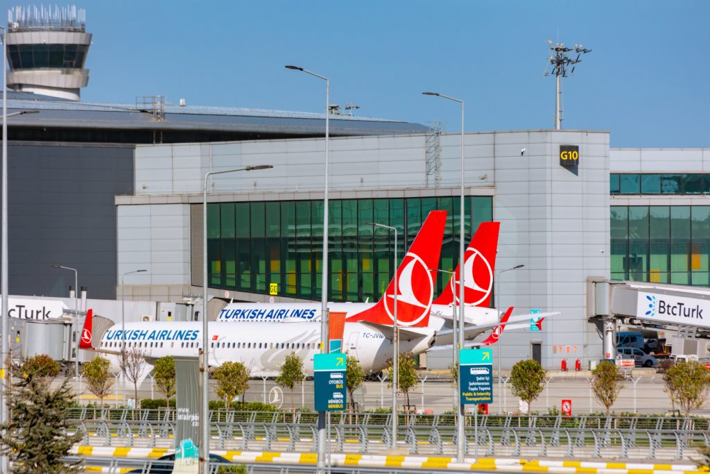 Turcia suspendă zborurile către mai multe țări din Orientul Mijlociu Turcia a dispus suspendarea zborurilor către o serie de țări din Orientul Mijlociu, măsura fiind valabilă cel puțin până la data de 6 martie