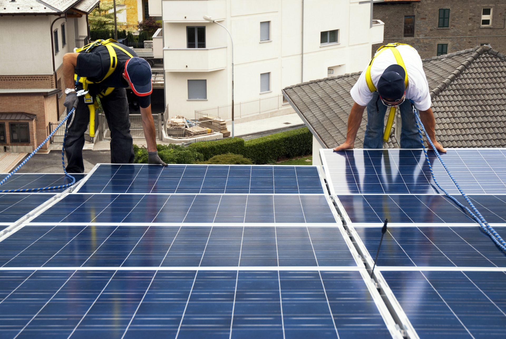 Boom pentru prosumatori: Românii își instalează masiv baterii pentru stocarea energiei solare București – Numărul prosumatorilor din România care aleg să-și instaleze capacități de stocare a energiei, în special baterii, este în creștere accelerată