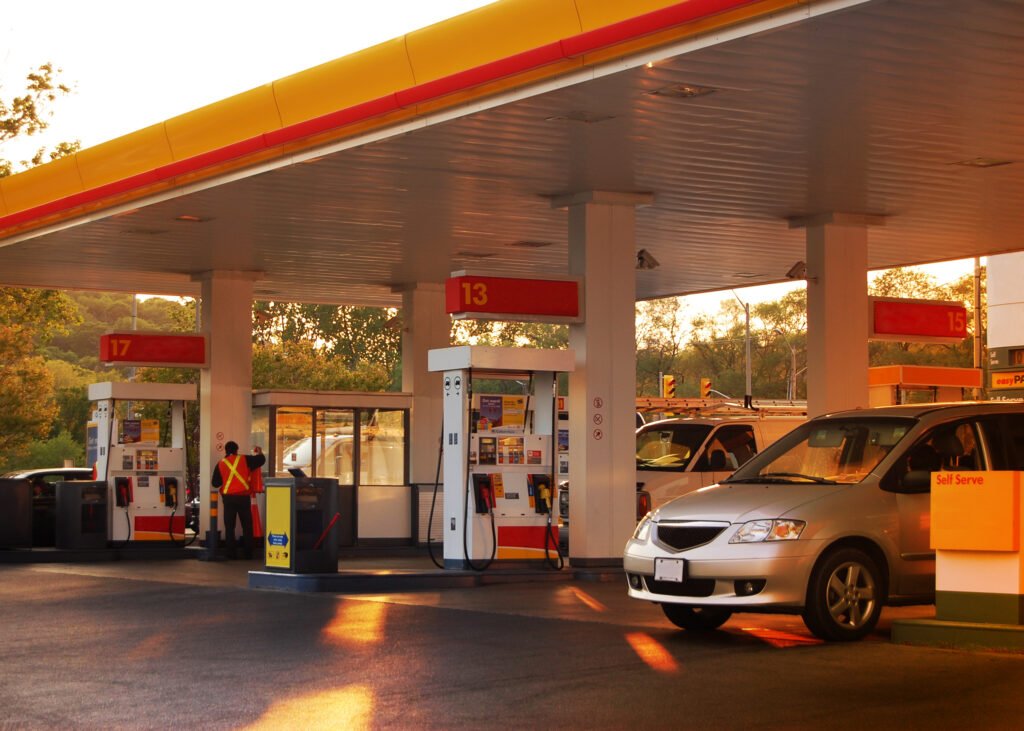USR analizează măsuri pentru a proteja transportatorii și consumatorii de fluctuațiile prețurilor la carburanți Liderul USR, Dominic Fritz, a anunțat luni seară, la Digi24, că prelungirea schemei de ajutor pentru transportatorii mari este în discuție, în contextul tensiunilor din Orientul Mijlociu și al impactului acestora asupra prețului petrolului