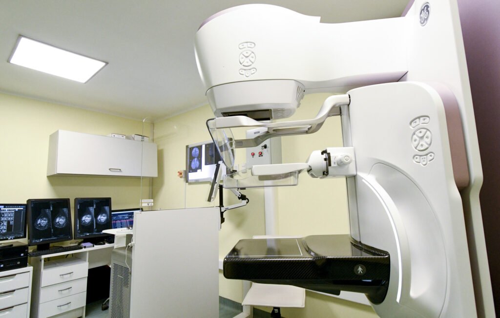 Timpi grei pentru pacientele din Arad: Lista de așteptare pentru mamografii se întinde până în iunie Spitalul Clinic Județean de Urgență (SCJU) Arad se confruntă cu o presiune semnificativă în ceea ce privește efectuarea mamografiilor