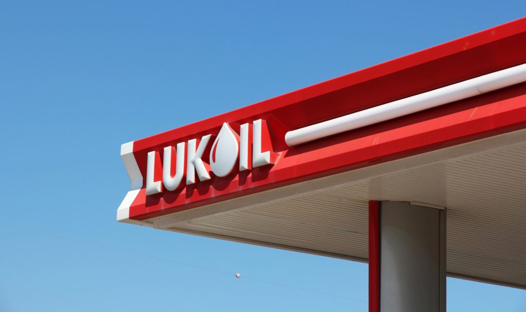 Lukoil: SUA prelungesc derogarea pentru benzinăriile din România până în octombrie