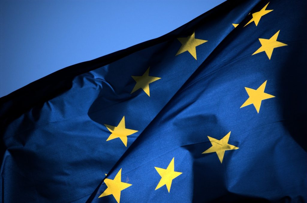 Primarul din Carcassonne înlătură steagul UE de pe primărie, înlocuindu-l cu drapelul francez Christophe Barthès, noul primar al orașului francez Carcassonne, a stârnit controverse după ce a înlocuit steagul Uniunii Europene de pe fațada primăriei cu drapelul Franței