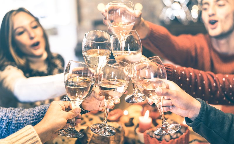 Mahmureala emoțională: de ce alcoolul ne face anxioși a doua zi Consumul de alcool poate genera stări de anxietate și iritabilitate în ziua următoare, potrivit specialiștilor