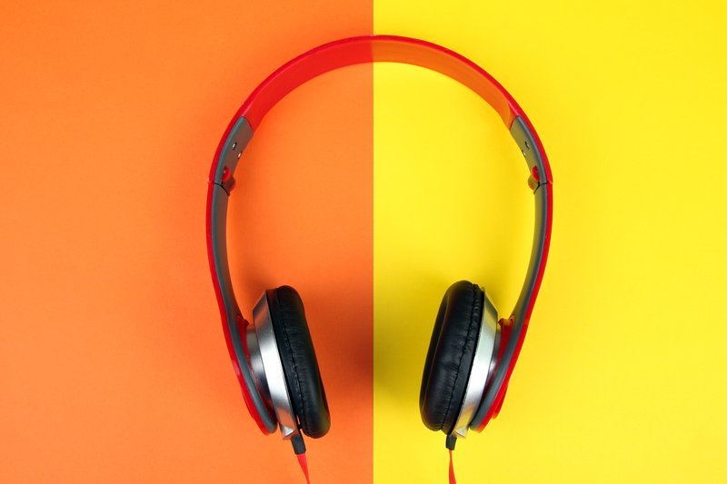 Vânzările de căști cu fir cresc. De ce sunt evitate cele bluetooth?