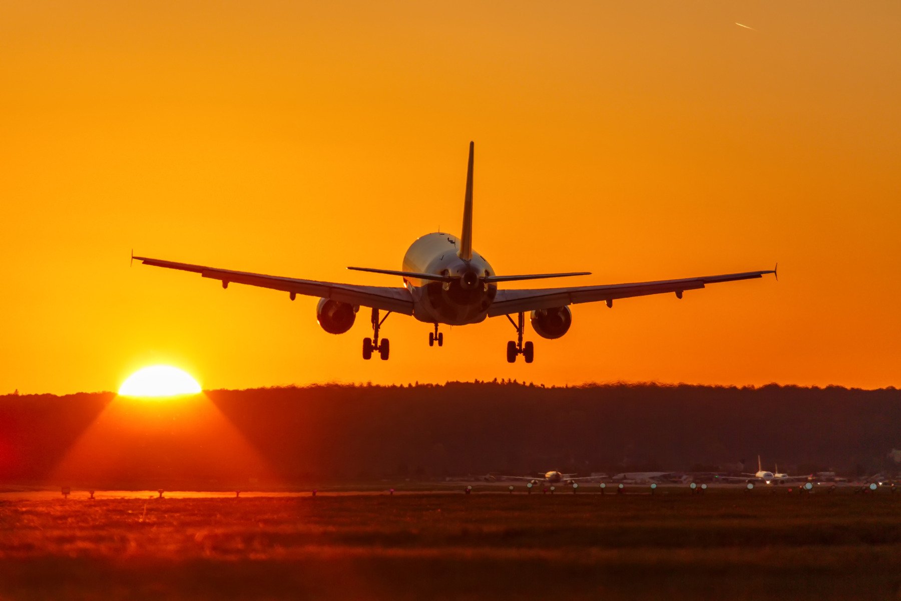 Orele de Aur pentru Biletele de Avion: Când și Cum să Prinzi Cele Mai Bune Prețuri Un expert american în turism a dezvăluit secretele pentru a economisi la achiziționarea biletelor de avion, oferind sfaturi prețioase pentru călătorii