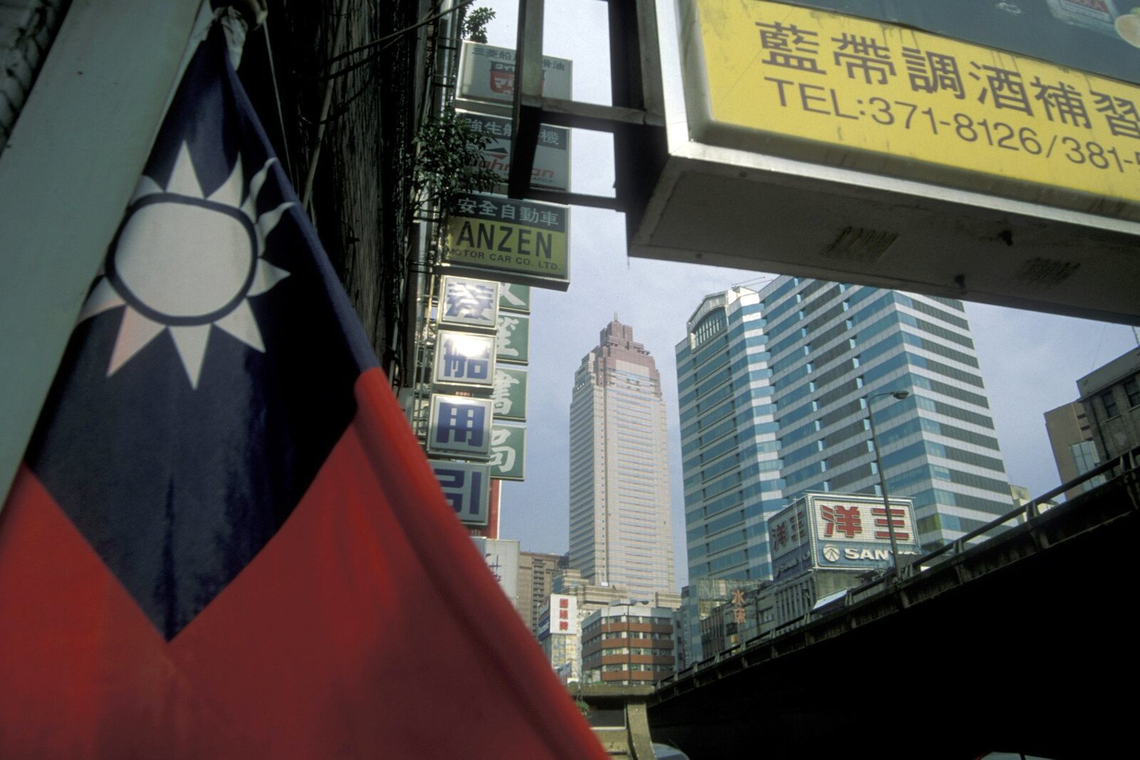 Xi Jinping o invită pe lidera opoziției din Taiwan în China Președintele chinez, Xi Jinping, a adresat o invitație liderului principalului partid de opoziție din Taiwan, Cheng Li-wun, de a efectua o vizită în China în luna aprilie
