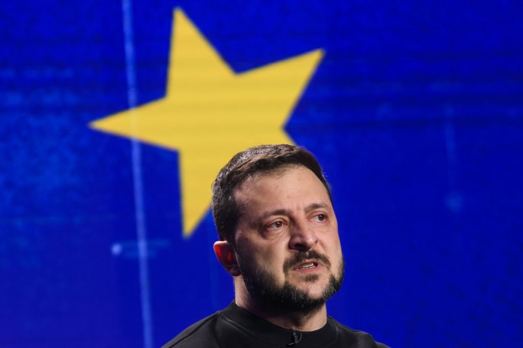 Ucraina se apropie de deschiderea negocierilor de aderare la UE Președintele ucrainean Volodimir Zelenski a anunțat luni că țara sa va finaliza în următoarele zile pregătirile tehnice necesare pentru a începe negocierile pe toate capitolele privind aderarea la Uniunea Europeană