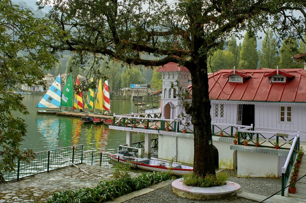 Kathdhara, satul din Himalaya care îți taie respirația Imaginea satului Kathdhara, surprinsă de lumina blândă a serii, dezvăluie o explozie de culori