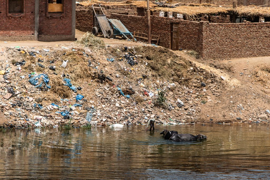 Pescarul de pe Nil, mai bogat din plastic decât din pește (reportaj The Guardian)