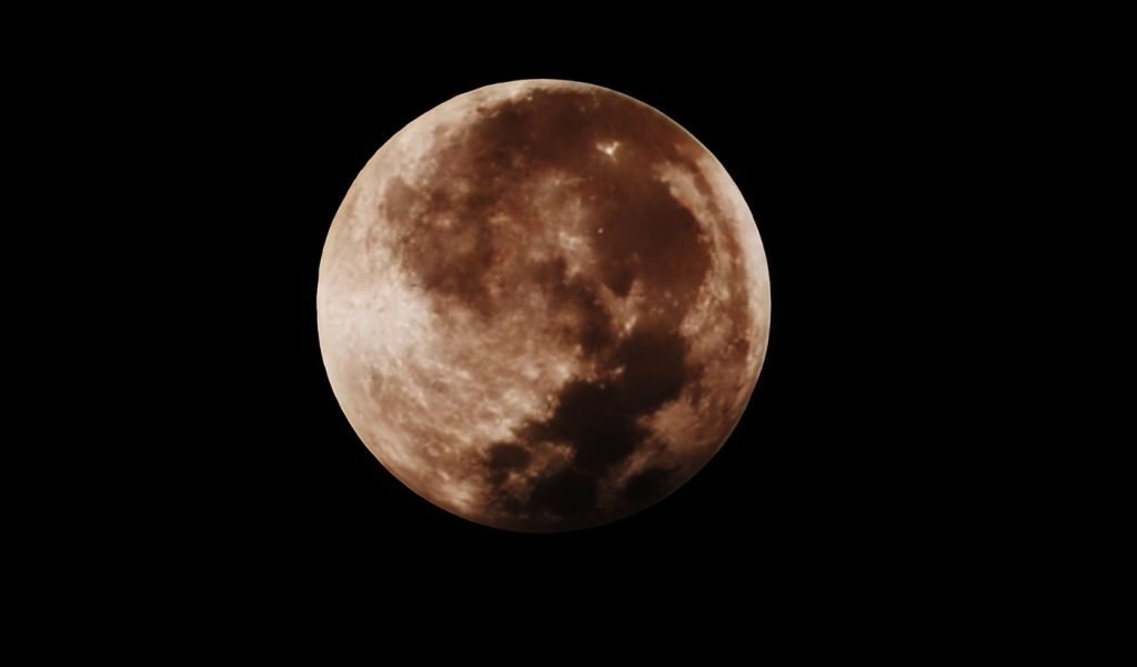 „Lună sângerie” vizibilă marți, 3 martie, din mai multe colțuri ale lumii, dar nu din România Marți, 3 martie, cerul va oferi un spectacol impresionant pentru observatorii de pretutindeni: o eclipsă totală de Lună, fenomen cunoscut popular sub numele de „Lună Sângerie”