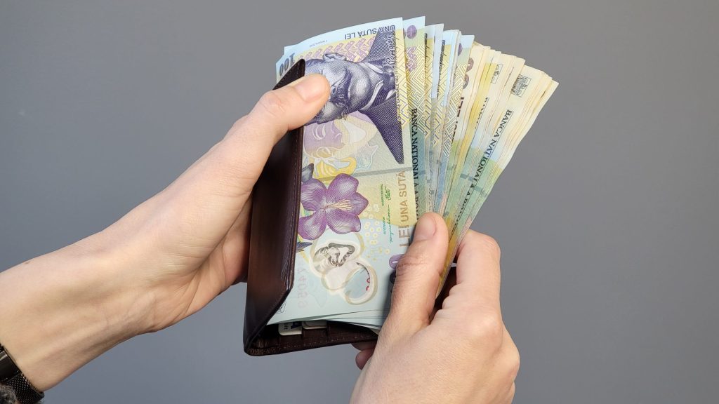 Capcanele financiare ale cheltuielilor impulsive și cum să le eviți O mulțime de români risipesc bani din cauza unor obiceiuri aparent inofensive