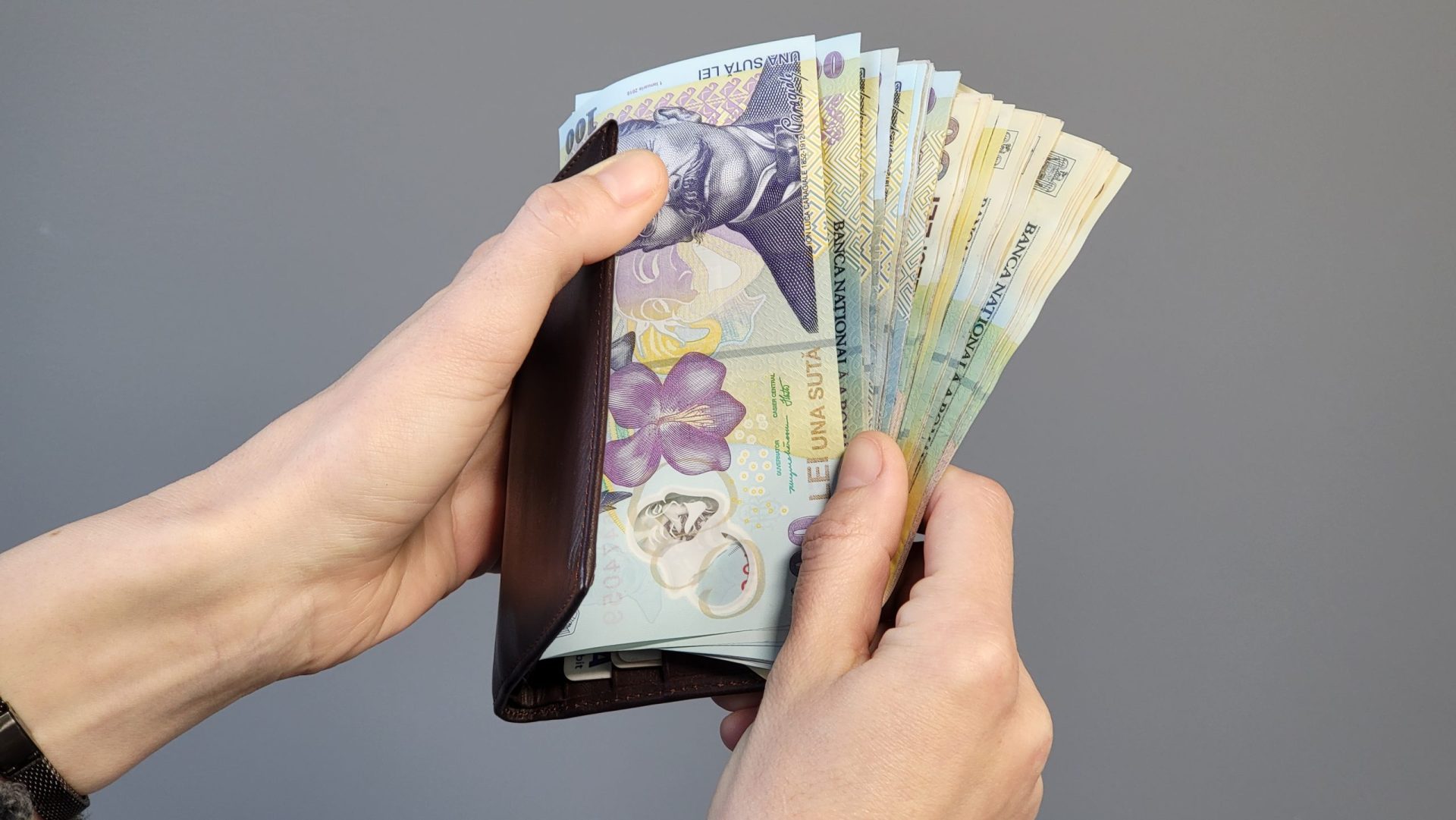 Capcanele financiare ale cheltuielilor impulsive și cum să le eviți O mulțime de români risipesc bani din cauza unor obiceiuri aparent inofensive