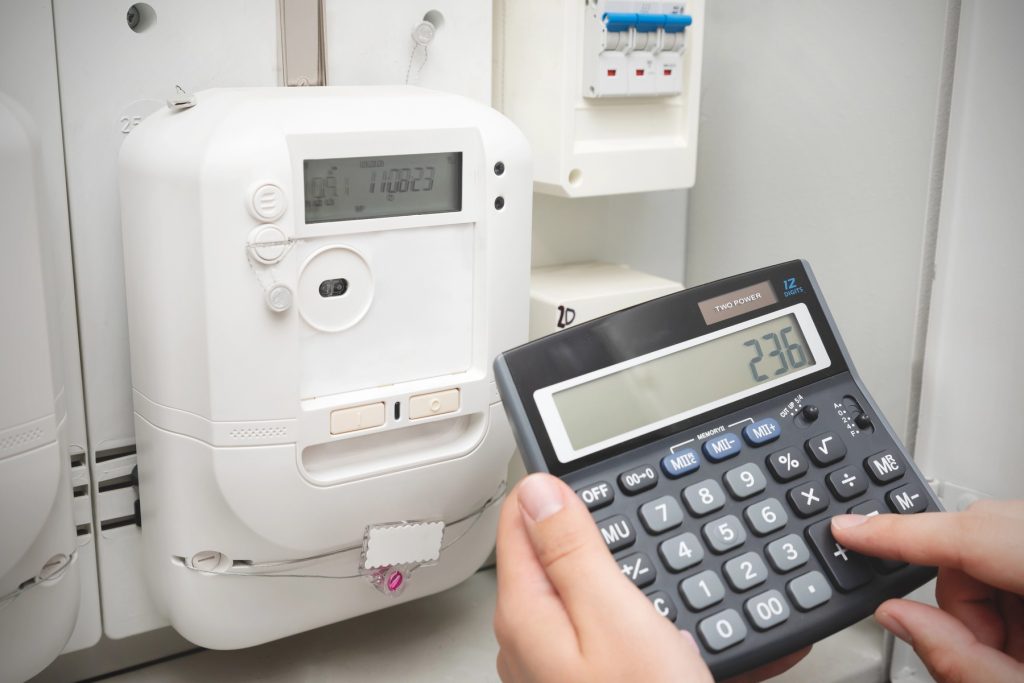 Facturile la electricitate: Deciziile politice modelează prețul plătit de români Taxele și contribuțiile reprezintă o parte semnificativă din factura de energie electrică a consumatorilor europeni, influențată direct de deciziile guvernamentale