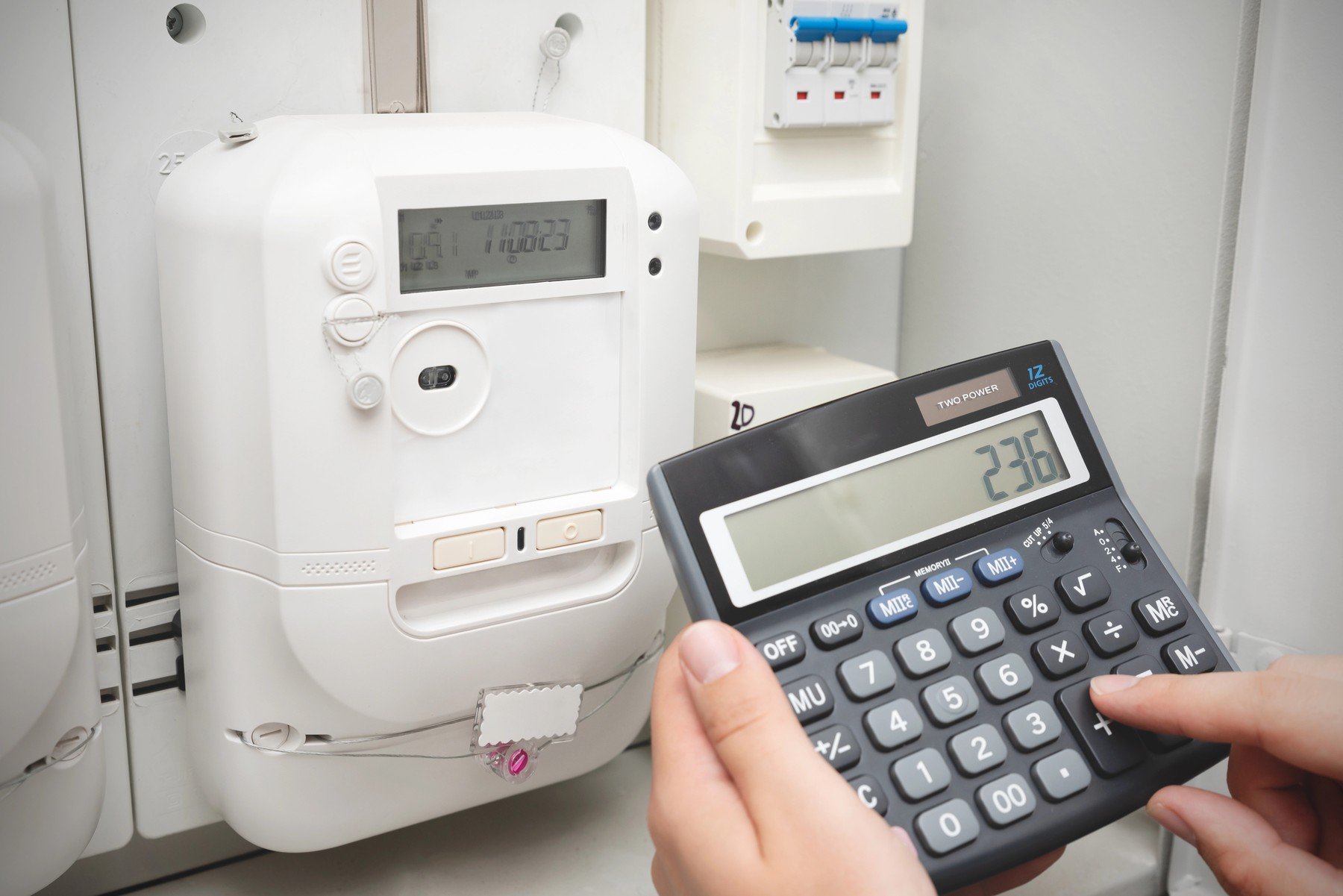 Facturile la electricitate: Deciziile politice modelează prețul plătit de români Taxele și contribuțiile reprezintă o parte semnificativă din factura de energie electrică a consumatorilor europeni, influențată direct de deciziile guvernamentale