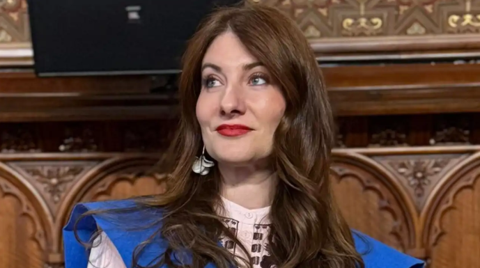 Medic român, pe primul loc la examenul de rezidențiat din Spania Elena Bianca Ciobanu Selaru, un medic de origine română în vârstă de 41 de ani, a obținut primul loc la examenul MIR (Médico Interno Residente) 2026, testul național spaniol care determină accesul medicilor la rezidențiat