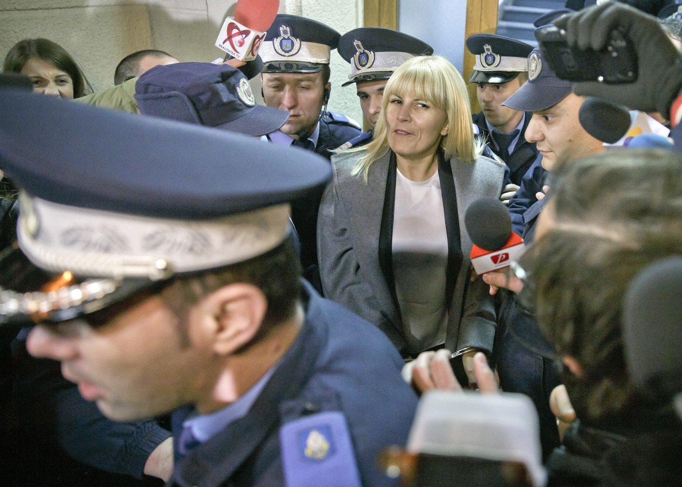 Elena Udrea: Amintiri din detenție și sacrificiile vieții politice Fosta politiciană Elena Udrea a vorbit despre experiența sa din perioada detenției, evocând vizitele fiicei sale, Eva, și impactul acestei perioade asupra vieții sale