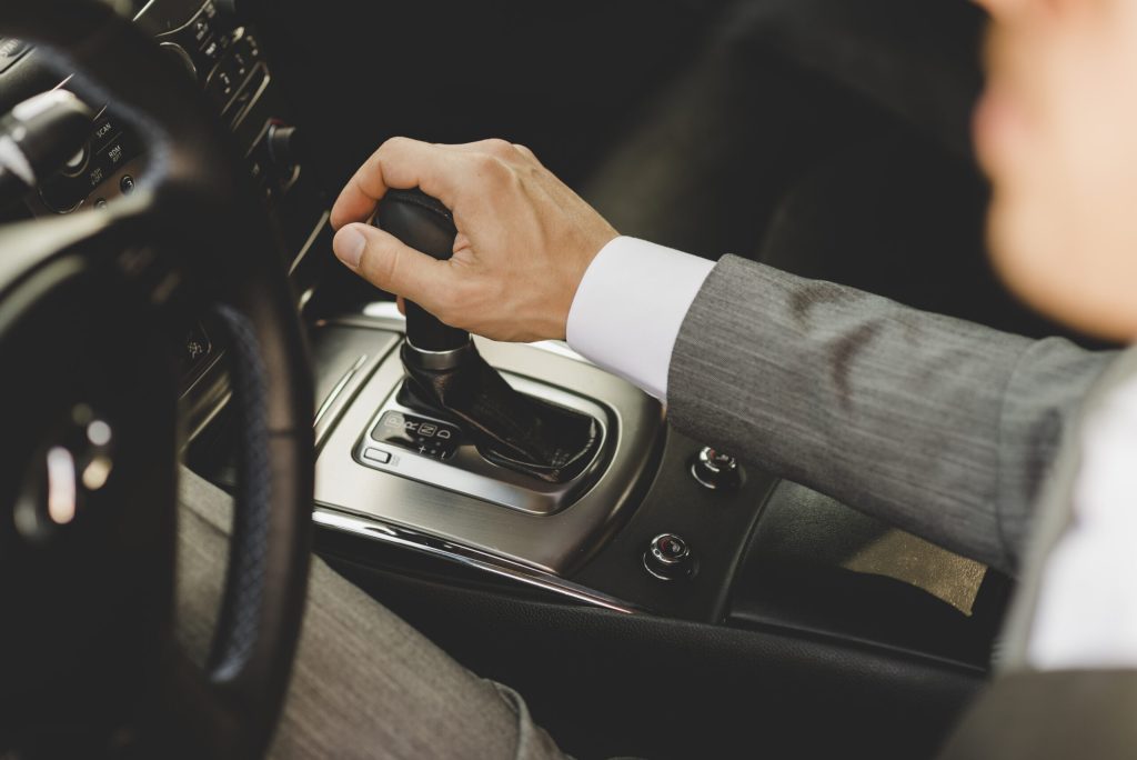 Schimbătorul de viteze manual, pe cale de dispariție în Marea Britanie Cutia de viteze manuală își pierde rapid terenul în fața celei automate pe piața auto din Marea Britanie, tendință accelerată de tranziția spre vehicule electrice și de ascensiunea mărcilor auto chinezești