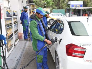 Creștere record a prețurilor la combustibili: Școlile închise două săptămâni