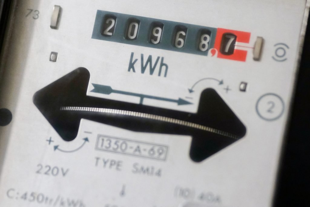 Furturi de energie electrică, în creștere: peste 1.200 de intervenții ilegale semnalate în 2023 Anul trecut, compania Delgaz Grid a identificat 1.275 de cazuri de intervenții ilegale la instalațiile de energie electrică în cele 20 de județe în care operează