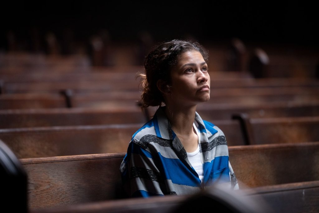 „Euphoria” revine cu un nou sezon: promisiunea unei abordări mai sumbre și a unei distribuții extinse Serialul-fenomen „Euphoria” se pregătește să revină pe micile ecrane cu cel de-al treilea sezon, aducând cu sine promisiunea unei explorări mai profunde a temelor caracteristice, o distribuție îmbogățită și o abordare vizuală inedită