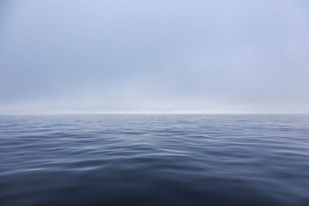 Un experiment în Atlantic testează absorbția de carbon a oceanelor Un test recent desfășurat în Oceanul Atlantic explorează posibilitatea accelerării procesului natural de absorbție a dioxidului de carbon (CO₂) de către oceane