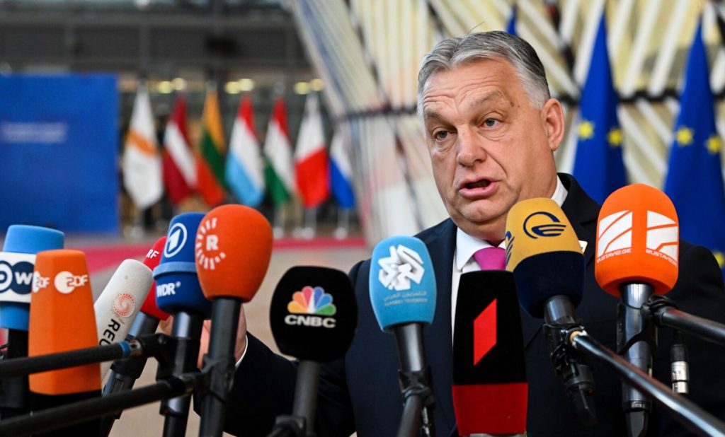 Orban blochează în continuare ajutorul financiar pentru Ucraina, tensiunile în UE persistă Premierul ungar Viktor Orban a refuzat, joi, să își retragă veto-ul asupra unui împrumut european de 90 de miliarde de euro destinat Ucrainei, în ciuda eforturilor liderilor Uniunii Europene prezenți la Consiliul European de la Bruxelles