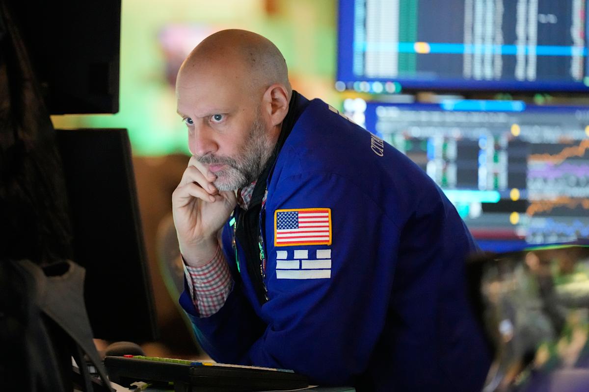 Bursa americană, în cădere liberă din cauza prețului petrolului și a temerilor geopolitice Bursa de valori din Statele Unite a înregistrat o scădere semnificativă luni, investitorii fiind alarmați de creșterea prețului petrolului peste pragul de 100 de dolari pe baril, pe fondul conflictului prelungit din Orientul Mijlociu și a temerilor legate de aprovizionarea cu petrol