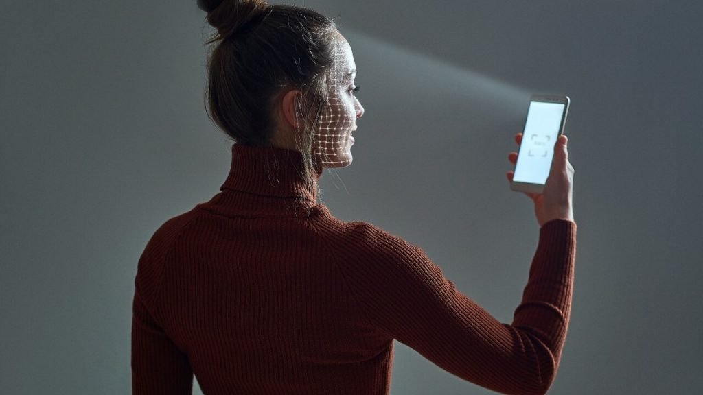 Face ID și codul de acces: Cum să-ți securizezi telefonul iPhone Validarea facială Face ID reprezintă un sistem convenabil de deblocare a telefoanelor iPhone, însă importanța codului de acces nu este de neglijat