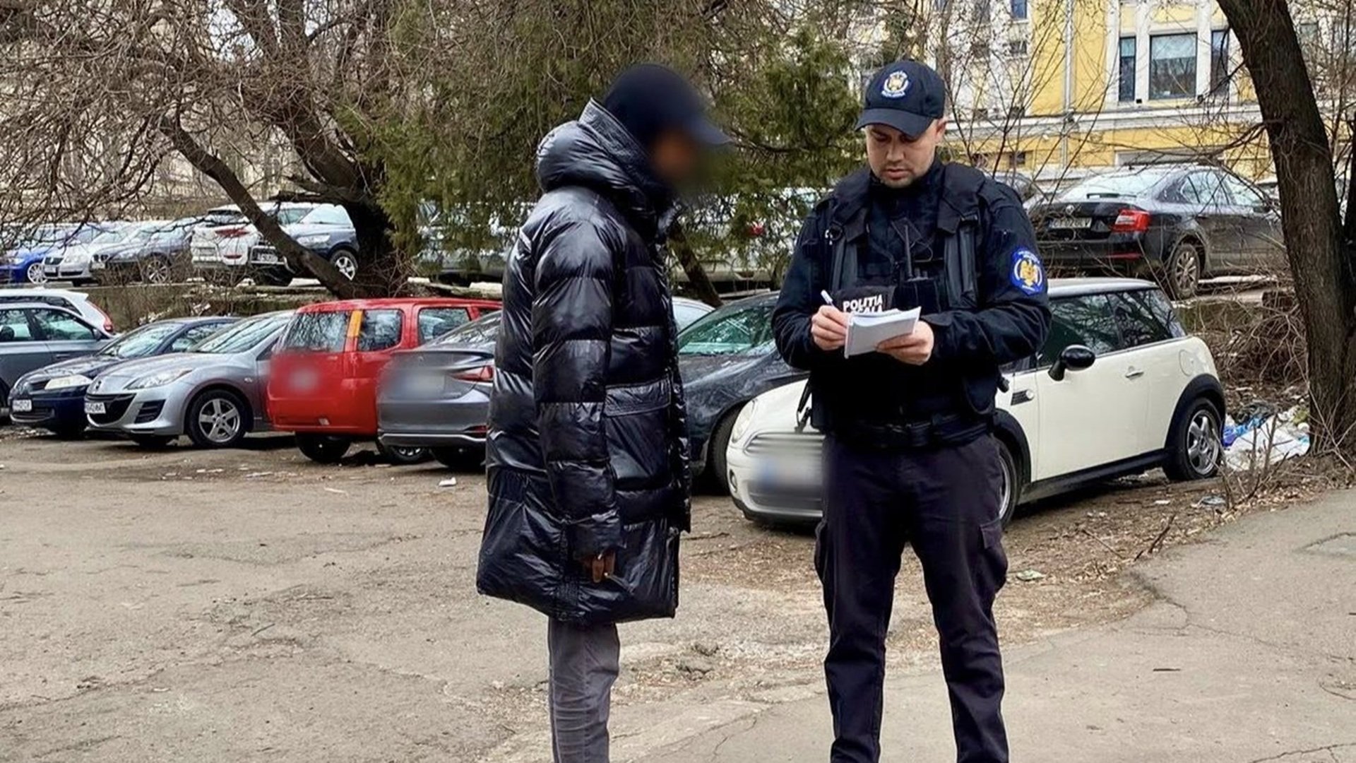 Poliția Locală București a amendat zeci de falși parcagii și șoferi cu probleme tehnice Poliția Locală a Municipiului București a intensificat controalele în zonele centrale și a aplicat amenzi în valoare de peste 22.000 de lei (aproximativ 4.000 de euro) pentru falșii parcagii