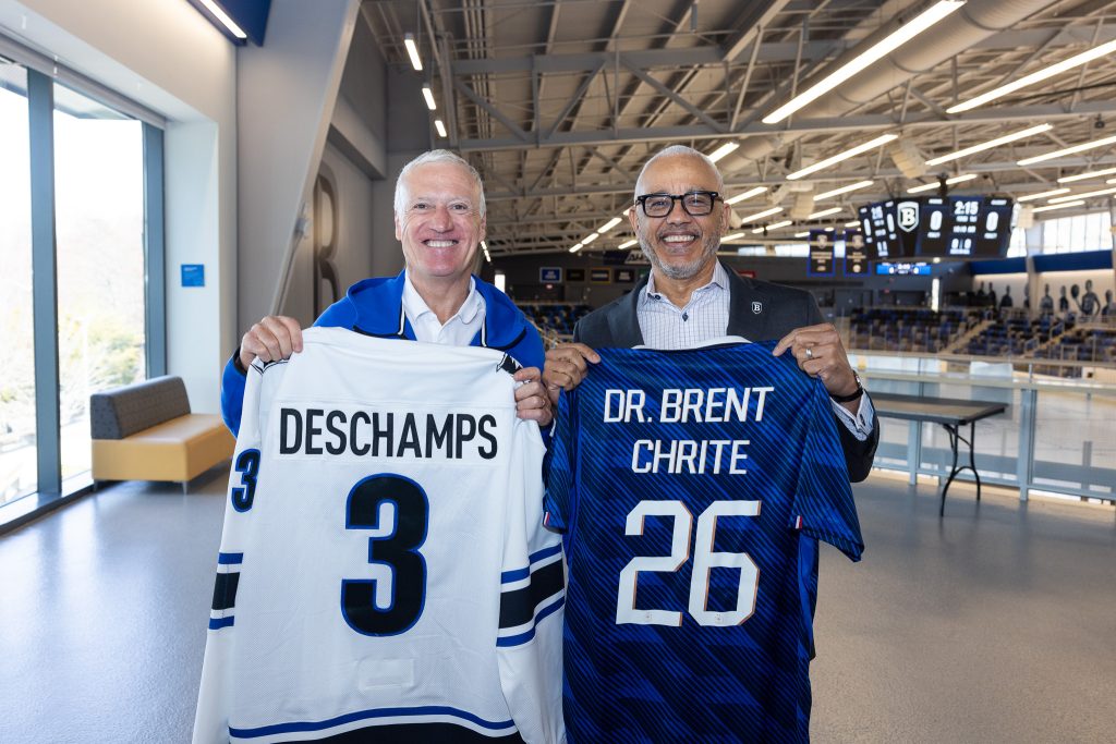 Didier Deschamps vizitează campusul universitar Bentley, în contextul discuțiilor despre fotbalul american Waltham, SUA – Didier Deschamps, managerul echipei naționale de fotbal a Franței, a vizitat recent campusul universitar Bentley, stârnind interesul comunității academice și sportive