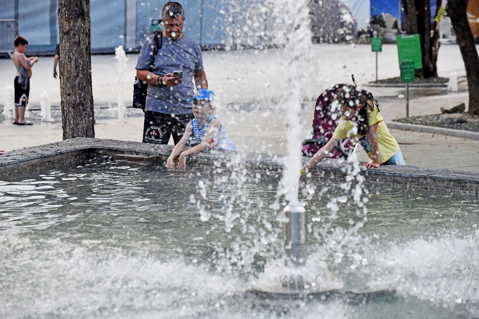 Primăria Sectorului 6 plătește peste 100.000 de euro unei firme cu un singur angajat pentru mentenanța fântânilor Primăria Sectorului 6 va cheltui peste 74.000 de euro pentru lucrări de mentenanță la 19 fântâni arteziene, în perioada aprilie-octombrie 2026