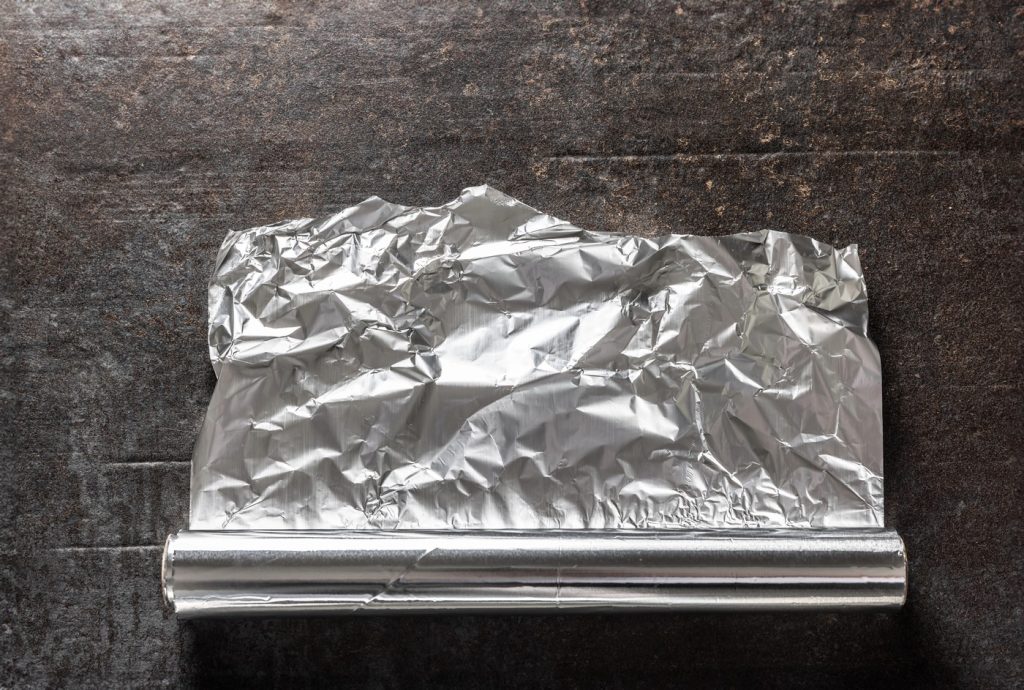 Testul simplu cu folie de aluminiu care îți arată dacă ai umezeală în pereți Mulți proprietari de locuințe se confruntă cu problema umezelii în pereți, fără a ști exact care este cauza