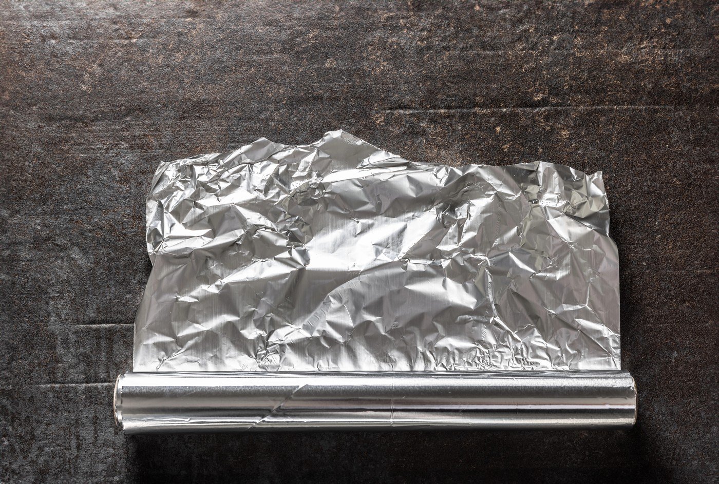 Testul simplu cu folie de aluminiu care îți arată dacă ai umezeală în pereți Mulți proprietari de locuințe se confruntă cu problema umezelii în pereți, fără a ști exact care este cauza