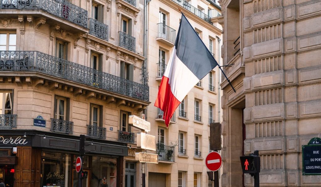 Franța, fără manevră bugetară pentru a reduce prețurile la energie Guvernul francez a recunoscut joi că nu dispune de posibilitatea de a reduce taxele pentru a atenua efectele creșterii prețurilor la energie, similar cu acțiunile întreprinse de alte țări europene