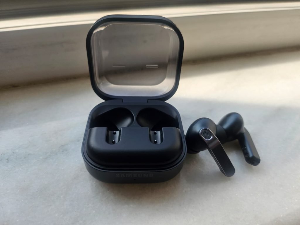 Samsung lansează Galaxy Buds4 Pro: O perspectivă detaliată asupra noilor căști Samsung a lansat recent noile căști wireless Galaxy Buds4 Pro, un produs care promite o experiență audio îmbunătățită și o integrare perfectă pentru utilizatorii de telefoane Samsung