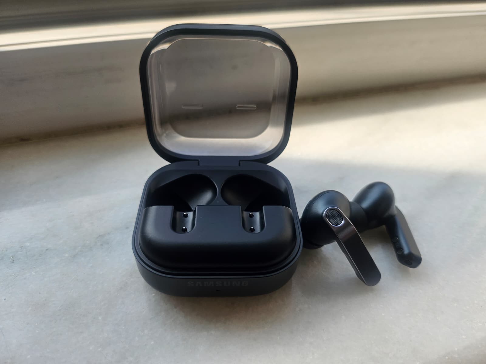 Samsung lansează Galaxy Buds4 Pro: O perspectivă detaliată asupra noilor căști Samsung a lansat recent noile căști wireless Galaxy Buds4 Pro, un produs care promite o experiență audio îmbunătățită și o integrare perfectă pentru utilizatorii de telefoane Samsung