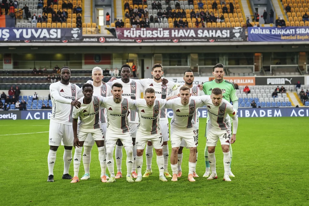 Gaziantep FK, decimată de accidentări și suspendări, înfruntă Fenerbahçe Gaziantep FK se confruntă cu o deplasare dificilă în cadrul etapei a 27-a din Trendyol Süper Lig, unde va juca împotriva lui Fenerbahçe, pe terenul acestora