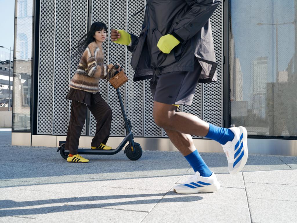 Alergatul, o pasiune cu beneficii clare, dar care necesită echipament adecvat Alergatul este o activitate fizică tot mai populară, recunoscută pentru impactul pozitiv asupra sănătății cardiovasculare și a stării generale de bine