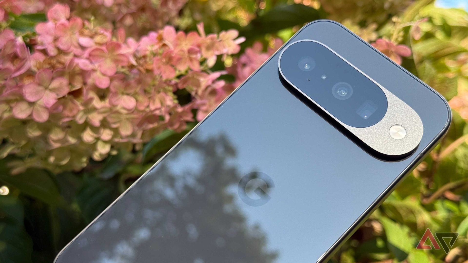 Google Pixel 11: Schimbări discrete de design și îmbunătățiri hardware moderate Viitorul smartphone Google Pixel 11 pare să aducă modificări subtile de design, cu accent pe o integrare mai discretă a camerei foto, alături de îmbunătățiri de performanță la nivelul componentelor interne