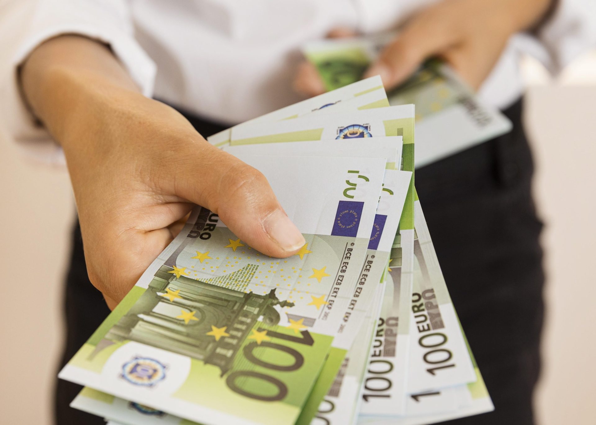Grecia: Salariul minim crește din aprilie. Cât vor încasa angajații în 2026?