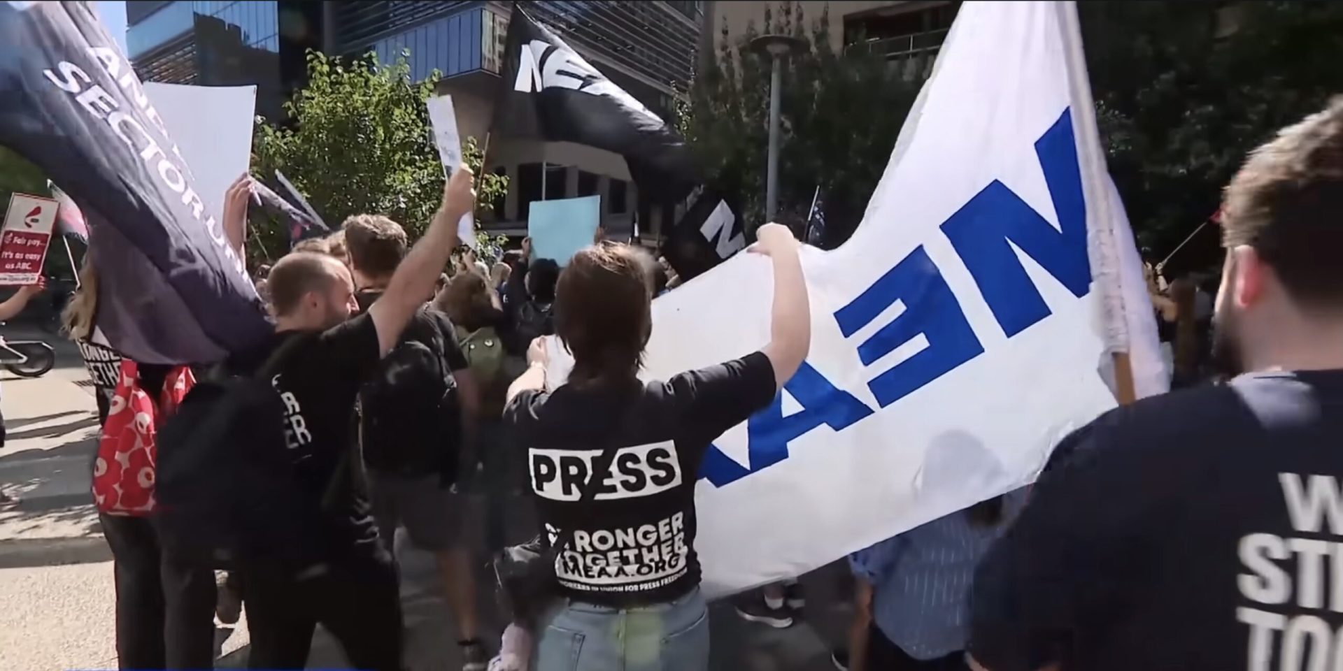 Jurnaliști australieni în grevă, cerând garanții împotriva AI și salarii mai bune Sute de jurnaliști de la radioteleviziunea publică australiană au declanșat o grevă miercuri, ridicând semnale de alarmă cu privire la impactul potențial al inteligenței artificiale (AI) asupra locurilor lor de muncă