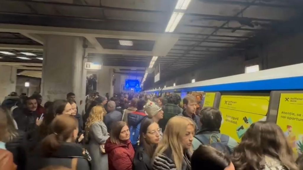 Blocaj infernal la metrou: Un tren defect a paralizat stația unirii 2