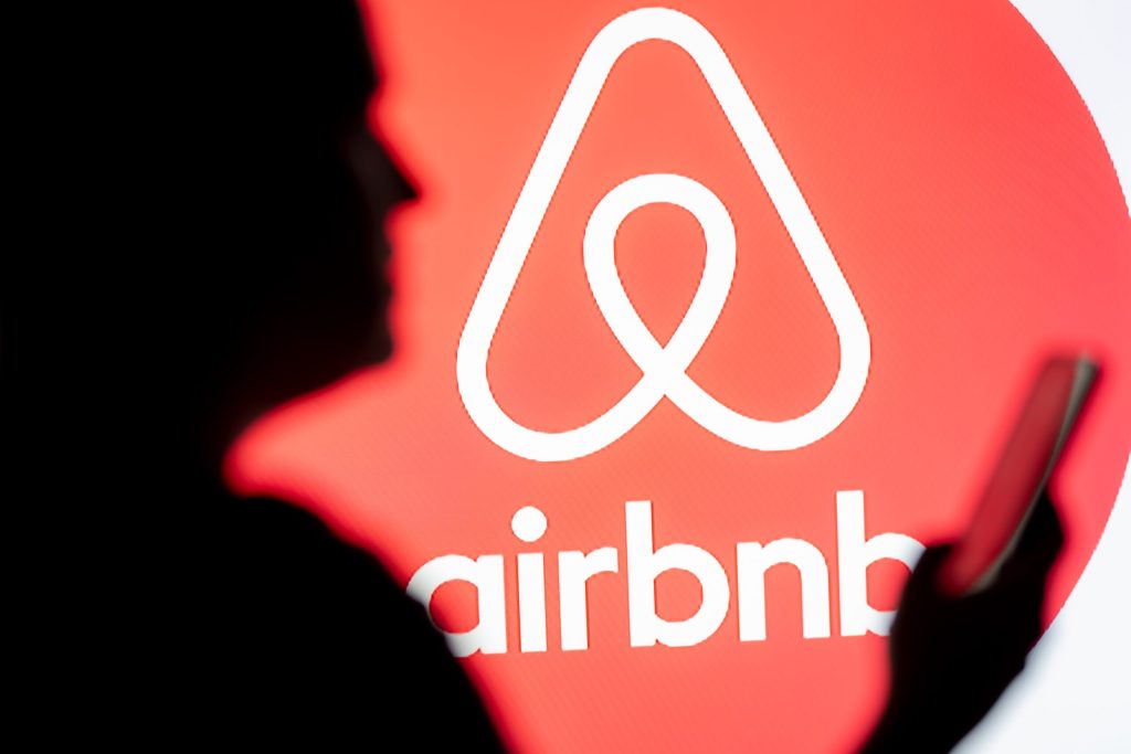 Airbnb intră pe piața transportului privat, extinzându-și oferta de servicii Platforma de închirieri pe termen scurt Airbnb face un pas important în transformarea sa într-un ecosistem complet de servicii pentru călători