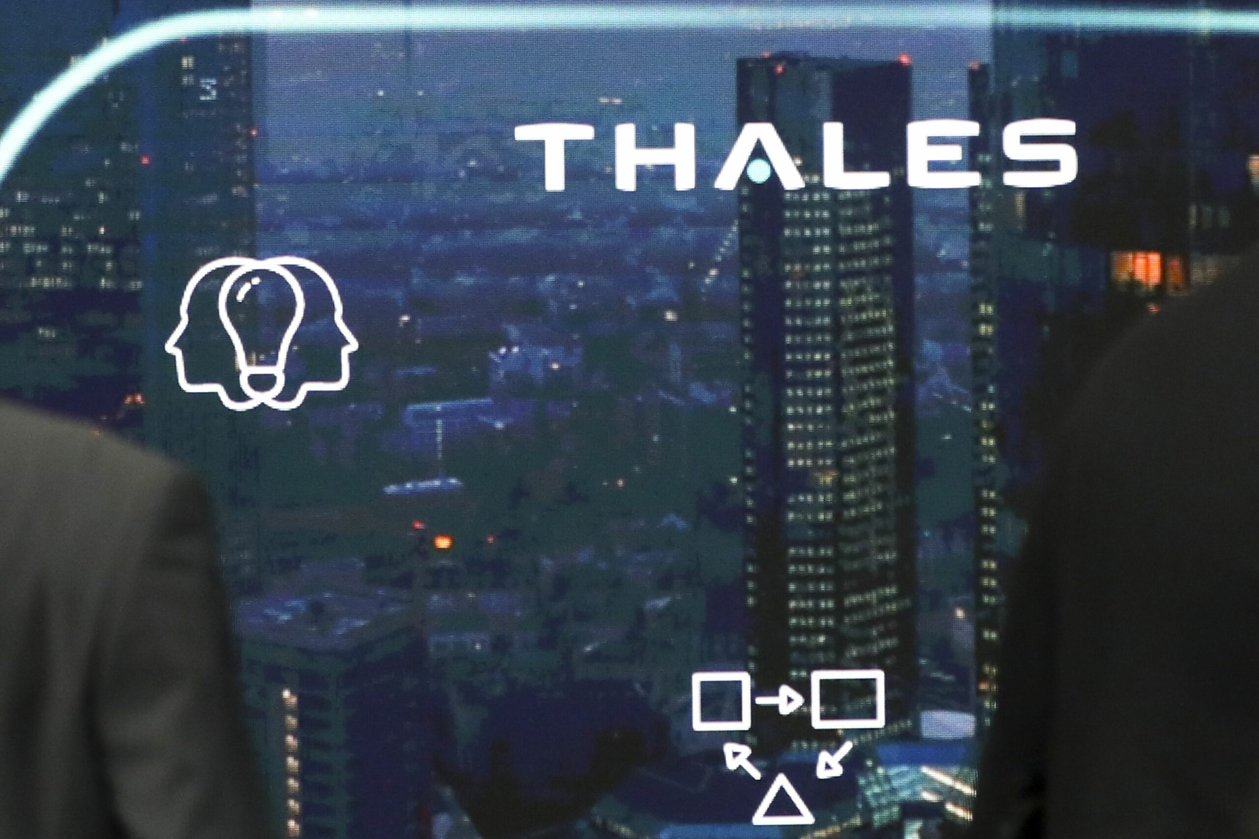 Thales lansează un nou sistem integrat de apărare aeriană Compania franceză Thales a anunțat miercuri lansarea unui nou sistem integrat de apărare aeriană și antirachetă, denumit SkyDefender