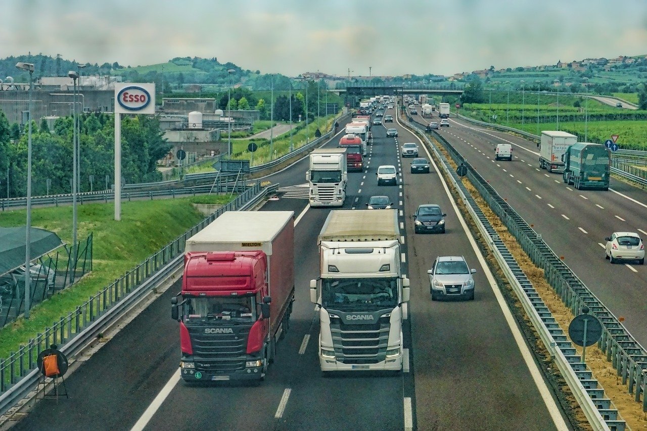 Sprijin pentru transportatori: Ministerul Finanțelor propune compensarea prețului la motorină până în 2026 Ministerul Finanțelor a elaborat un proiect de act normativ pentru a extinde sprijinul acordat transportatorilor, prin compensarea creșterii prețului la motorină