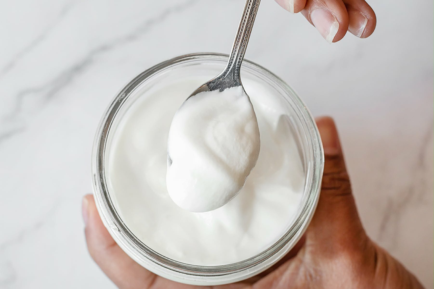 Iaurtul, aliat în lupta împotriva cancerului de colon? Un studiu amplu sugerează beneficii concrete Un studiu recent, realizat pe un eșantion vast de peste 150.000 de persoane monitorizate de-a lungul a peste trei decenii, indică o legătură potențială între consumul regulat de iaurt și reducerea riscului de cancer de colon