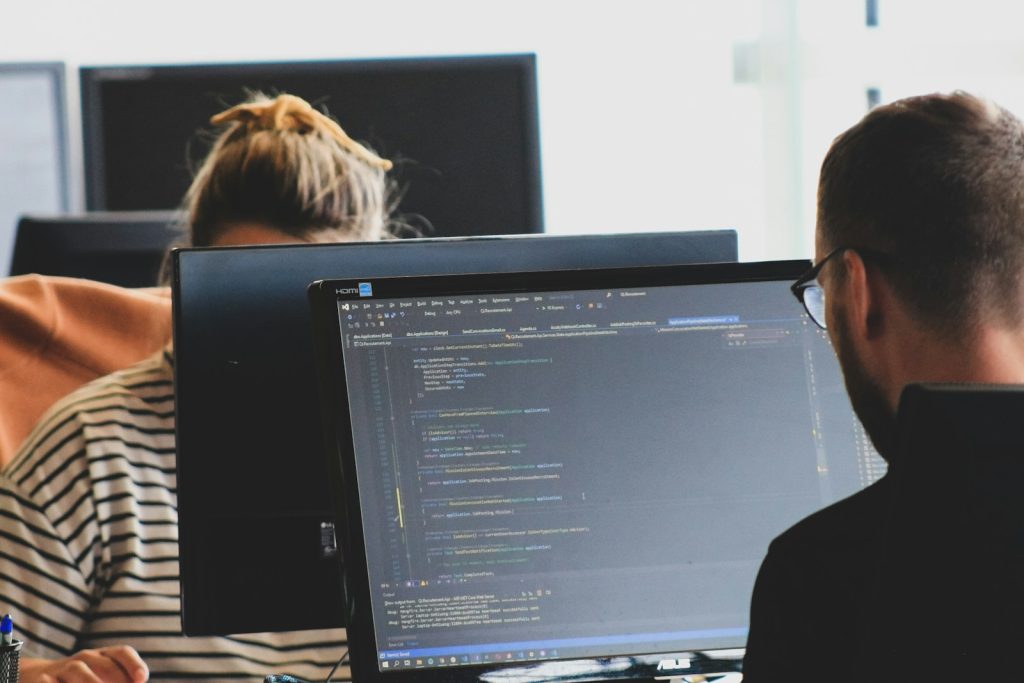 Inteligența artificială, sursă de epuizare pentru angajați: „burnout cerebral”